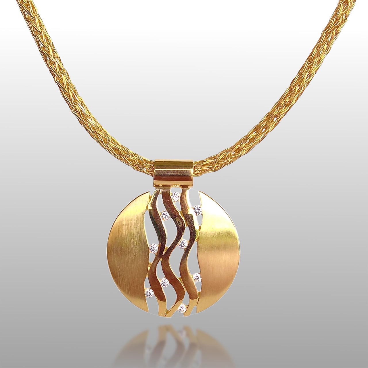 18k yellow gold necklace. Round shape with lines in the center and diamonds