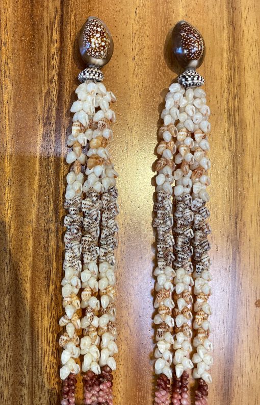 Niʻihau Collectors’ Lei, 44"/46"/48" 3-Strand Kipona with 14K Gold Clasp by Corey Karleen - Detail, Clasp - PANC1055